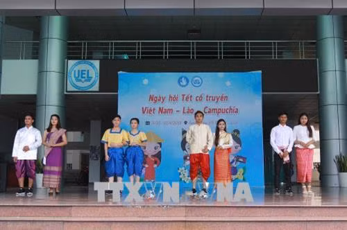 Tiết mục trình diễn thời trang của sinh viên Campuchia. Ảnh: Thanh Vũ-TTXVN