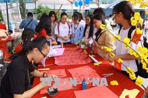 Gian hàng viết thư pháp của sinh viên Việt Nam. Ảnh: Thanh Vũ-TTXVN