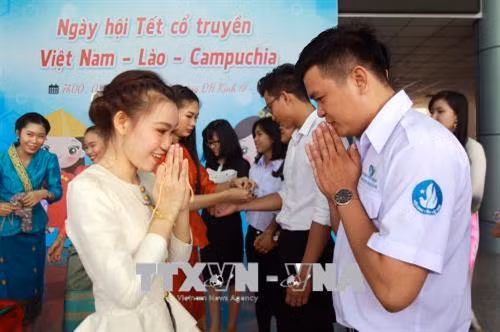 Nghi thức chúc phúc, cầu bình an trong năm mới của sinh viên Lào. Ảnh: Thanh Vũ-TTXVN