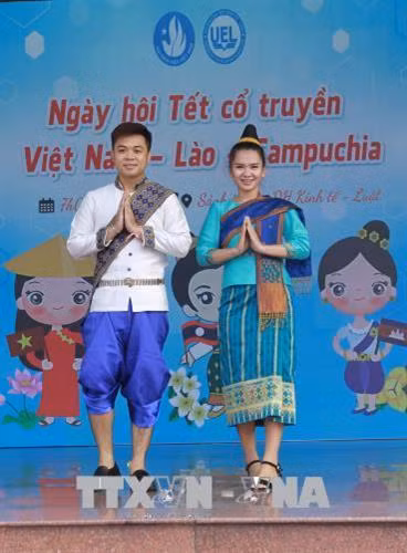 Tiết mục trình diễn thời trang của sinh viên Lào. Ảnh: Thanh Vũ-TTXVN