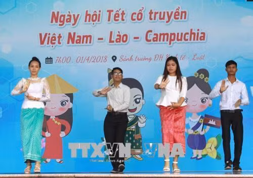 Tiết mục văn nghệ của sinh viên Campuchia. Ảnh: Thanh Vũ-TTXVN