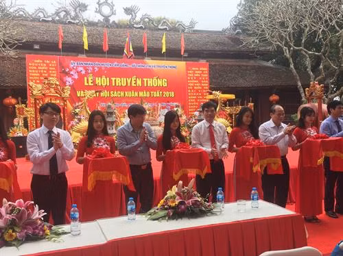 Nhân dân và các học sinh tham quan các gian trưng bày sách. Ảnh: Mạnh Tú - TTXVN Các đại biểu cắt băng khai mạc Ngày hội sách Xuân Mậu Tuất 2018. Ảnh: Mạnh Tú - TTXVN Đại diện Sở TT&TT Hải Dương tặng sách, vở cho Trường THCS Cẩm Điền, huyện Cẩm Giàng. Ảnh: Mạnh Tú - TTXVN Các đại biểu và nhân dân dâng hương tưởng niệm các danh nhân tại buổi lễ. Ảnh: Mạnh Tú - TTXVN
