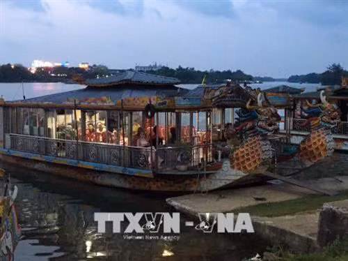 Thuyền du lịch phục vụ ca Huế trên sông Hương. Ảnh: Quốc Việt - TTXVN