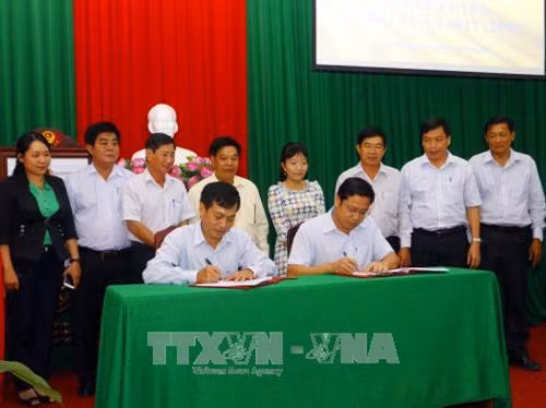 Ký kết Biên bản ghi nhớ hợp tác sản xuất lúa giống giữa Sở Nông nghiệp và Phát triển nông thông TP Cần Thơ và Viện lúa ĐBSCL. Ảnh: Thanh Liêm - TTXVN