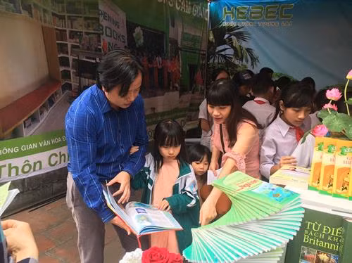 Nhân dân và các học sinh tham quan các gian trưng bày sách. Ảnh: Mạnh Tú - TTXVN Các đại biểu cắt băng khai mạc Ngày hội sách Xuân Mậu Tuất 2018. Ảnh: Mạnh Tú - TTXVN Đại diện Sở TT&TT Hải Dương tặng sách, vở cho Trường THCS Cẩm Điền, huyện Cẩm Giàng. Ảnh: Mạnh Tú - TTXVN Các đại biểu và nhân dân dâng hương tưởng niệm các danh nhân tại buổi lễ. Ảnh: Mạnh Tú - TTXVN