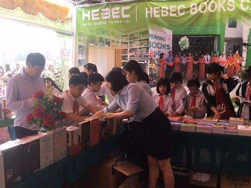 Nhân dân và các học sinh tham quan các gian trưng bày sách. Ảnh: Mạnh Tú - TTXVN