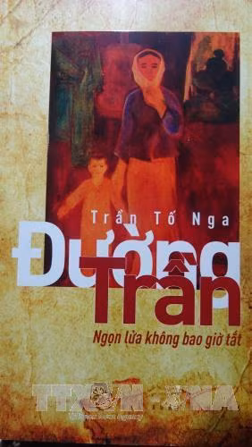 Bìa tự truyện “Đường trần – Ngọn lửa không bao giờ tắt” do Nhà xuất bản Trẻ phát hành năm 2017. Ảnh: Gia Thuận - TTXVN