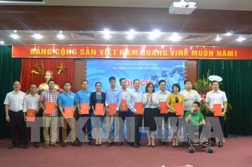 Lễ trao chứng nhận tiếp nhận chính thức các nhóm khởi nghiệp vào Vườn ươm . Ảnh: Đinh Thuận - TTXVN