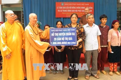 Hòa thượng Thích Chí Quảng trao tặng số tiền 1 tỷ đồng hỗ trợ xây dựng 20 căn nhà cho các hộ dân xã Lùng Tám, huyện Quản Bạ, bị ảnh hưởng do trận lũ quét lịch sử gây ra. Ảnh: Minh Tâm - TTXVN