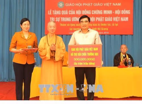 Hòa thượng Thích Chí Quảng trao tặng số tiền 300 triệu đồng hỗ trợ sửa chữa trường Phổ thông Dân tộc bán trú Trung học cơ sở xã Lùng Tám, huyện Quản Bạ, bị hư hỏng nặng do mưa lũ. Ảnh: Minh Tâm - TTXVN