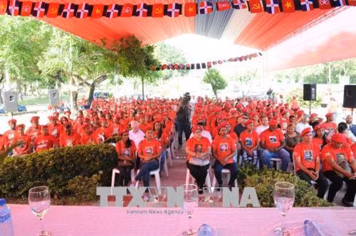 Khoảng 500 đảng viên và người ủng hộ MIU tham gia lễ tôn vinh Chủ tịch Hồ Chí Minh. Ảnh Lê Hà - TTXVN