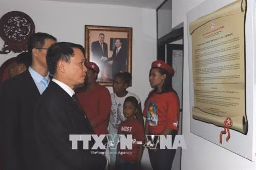 Ông Nguyễn Đức Lợi, Ủy viên Trung ương Đảng, Tổng Giám đốc Thông tấn xã Việt Nam, thăm cơ sở Đảng bộ mang tên Hồ Chí Minh của MIU. Ảnh Lê Hà - TTXVN