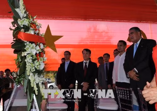 Ông Nguyễn Đức Lợi, Ủy viên Trung ương Đảng, Tổng Giám đốc Thông tấn xã Việt Nam, các đại biểu đặt vòng hoa trước Tượng đài Chủ tịch Hồ Chí Minh. Ảnh: Lê Hà - TTXVN