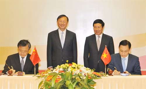 Phó Thủ tướng, Bộ trưởng Ngoại giao Phạm Bình Minh và Ủy viên Quốc vụ Trung Quốc Dương Khiết Trì chứng kiến lễ ký Biên bản Phiên họp lần thứ 9 Ủy ban chỉ đạo hợp tác song phương Việt Nam – Trung Quốc. Ảnh: Nguyễn Khang – TTXVN