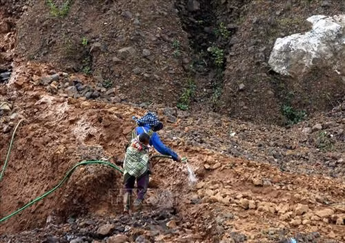 Một căn hầm khai thác vàng được "Phu vàng" đào ngay trên vách núi tiềm ẩn nguy cơ bị đất đá sạt lở vùi lấp nguy hiểm đến tính mạng. Ảnh: Phan Tuấn Anh – TTXVN Một "Phu vàng" đào được viên đá nghi có vàng tại mỏ vàng Háng Trợ. Ảnh: Phan Tuấn Anh – TTXVN "Phu vàng" dùng nước phun để rửa trôi bùn đất bám trên những viên đá nghi có vàng. Ảnh: Phan Tuấn Anh – TTXVN "Phu vàng" dùng nước phun để rửa trôi bùn đất bám trên những viên đá. Ảnh: Phan Tuấn Anh – TTXVN Một điểm khai thác vàng trái phép tại mỏ vàng Háng Trợ. Ảnh: Phan Tuấn Anh – TTXVN Những vách núi dựng đứng bị sạt lở, nứt toác tại mỏ vàng Háng Trợ. Ảnh: Phan Tuấn Anh – TTXVN Khai thác vàng trái phép ở bản Háng Trợ dẫn đến việc phá hủy môi trường, ô nhiễm nguồn nước. Ảnh: Phan Tuấn Anh – TTXVN Khai thác vàng trái phép làm ảnh hưởng nghiêm trọng đến môi trường. Ảnh: Phan Tuấn Anh – TTXVN Khung cảnh hoang tàn tại mỏ vàng Háng Trợ. Ảnh: Phan Tuấn Anh - TTXVN