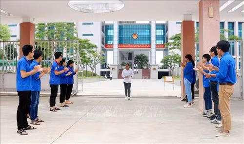 Các sinh viên, học sinh tình nguyện tiếp sức cho mùa thi THPT. Ảnh: Đại Nghĩa - TTXVN