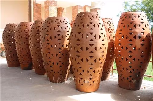 Đèn gốm trang trí của hợp tác xã gốm Chăm Bàu Trúc. Ảnh: Nguyễn Thành – TTXVN