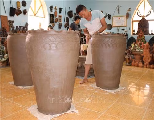Tạo hình sản phẩm gốm Bàu Trúc. Ảnh: Nguyễn Thành – TTXVN