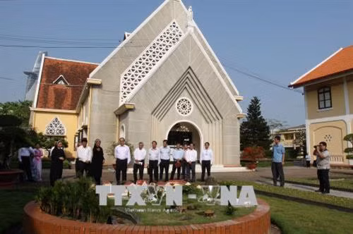 Đồng chí Nguyễn Thiện Nhân, Ủy viên Bộ Chính trị, Bí thư Thành ủy Thành phố Hồ Chí Minh đến thăm tặng quà Dòng Mến Thánh Giá Thủ Thiêm (quận 2, Thành phố Hồ Chí Minh). Ảnh: Thanh Vũ-TTXVN