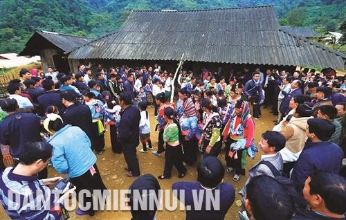Một nghi thức của đồng bào dân tộc Mông, cầu may mắn trong năm mới đến với các thành viên trong dòng họ.