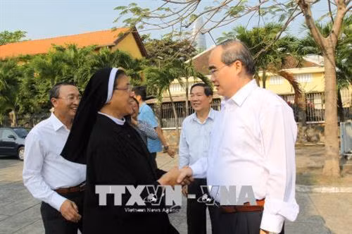 Đồng chí Nguyễn Thiện Nhân, Ủy viên Bộ Chính trị, Bí thư Thành ủy Thành phố Hồ Chí Minh đến thăm tặng quà Dòng Mến Thánh Giá Thủ Thiêm (quận 2, Thành phố Hồ Chí Minh). Ảnh: Thanh Vũ-TTXVN