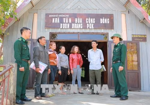 Cán bộ, chiến sĩ Đội công tác địa bàn đồn biên phòng Sêrêpốk tuyên truyền cho đồng bào buôn Đrang Pốk, xã Krông Na, huyện Buôn Đôn về công tác đảm bảo an toàn nhân dịp Tết Nguyên đán. Ảnh: Dương Giang - TTXVN