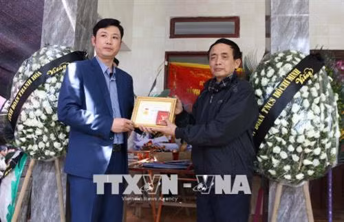 Chiều 9/2/2018, tại Thanh Hóa, thừa ủy quyền của Trung ương Đoàn Thanh niên Cộng sản Hồ Chí Minh, đồng chí Lê Văn Trung, Bí thư Tỉnh đoàn Thanh Hóa đã truy tặng Huy hiệu "Tuổi trẻ dũng cảm" cho em Hoàng Đức Hải, ở xã Hải Ninh, huyện Tĩnh Gia, Thanh Hóa vì hành động dũng cảm cứu 3 mẹ con chị Lê Thị Loan thường trú tại thôn Hòa Bình, xã Hải Châu, huyện Tĩnh Gia. Trong ảnh: Gia đình, người thân và hàng xóm đến thắp hương tưởng niệm em Hải. Ảnh: Trịnh Duy Hưng - TTXVN