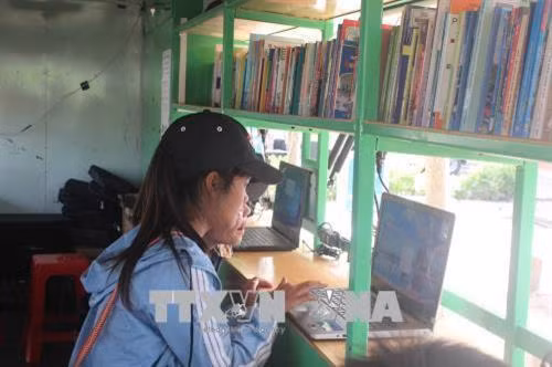 Học sinh vùng sâu, vùng xa được tiếp cận với internet từ mô hình thư viện lưu động. Ảnh: Hồng Điệp – TTXVN