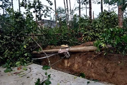 Nhiều trụ điện bị gió quật gãy gây mất điện nhiều giờ. Ảnh: nld.com.vn