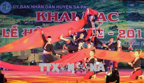 Biểu diễn văn nghệ chào mừng. Ảnh: Quốc Khánh - TTXVN