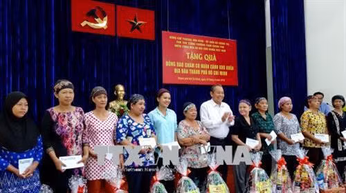 Đại diện các hộ đồng bào dân tộc Chăm có hoàn cảnh trên địa bàn Thành phố Hồ Chí Minh đón nhận các phần quà từ Phó Thủ tướng thường trực Chính phủ Trương Hòa Bình. Ảnh: Thế Anh-TTXVN