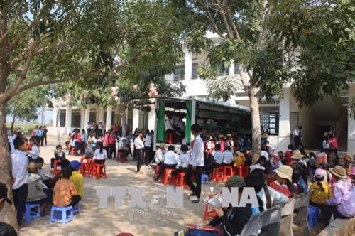 Học sinh vùng sâu, vùng xa được tiếp cận với sách báo, internet từ mô hình thư viện lưu động. Ảnh: Hồng Điệp – TTXVN