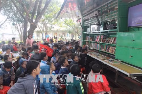 Học sinh vùng sâu, vùng xa được tiếp cận với sách báo, internet từ mô hình thư viện lưu động. Ảnh: Hồng Điệp – TTXVN