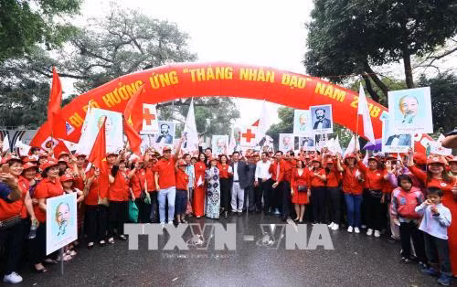 Các đại biểu tham gia đi bộ hưởng ứng chương trình “Chung sức vì nhân đạo”, phát động “Tháng nhân đạo” năm 2018, kỷ niệm Ngày chữ Thập đỏ -Trăng lưỡi liềm đỏ Quốc tế (8/5). Ảnh: TTXVN