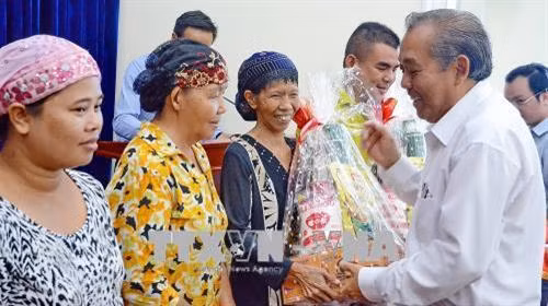Phó Thủ tướng thường trực Chính phủ Trương Hòa Bình trao quà cho đại diện các hộ đồng bào dân tộc Chăm có hoàn cảnh trên địa bàn Thành phố Hồ Chí Minh. Ảnh: Thế Anh-TTXVN