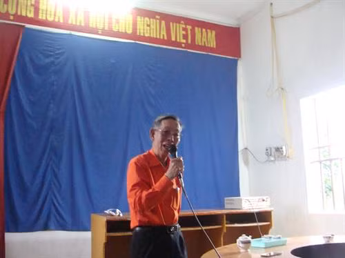 Ông Mai Thế Nghị- đại diện nhân dân ở xóm 4 thôn An Lá kiến nghị lãnh đạo tỉnh Nam Định và huyện Nam Trực đôn đốc, chỉ đạo xã Nghĩa An thực hiện đúng cam kết trong thỏa thuận với dân về việc xây dựng mới trường THCS Nghĩa An tại vị trí trường cũ hiện nay ở thôn An Lá. Ảnh: Mai Hưng- TTXVN