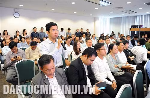 Đại diện các chuyên gia, doanh nghiệp trình bày tham luận tại Hội nghị
