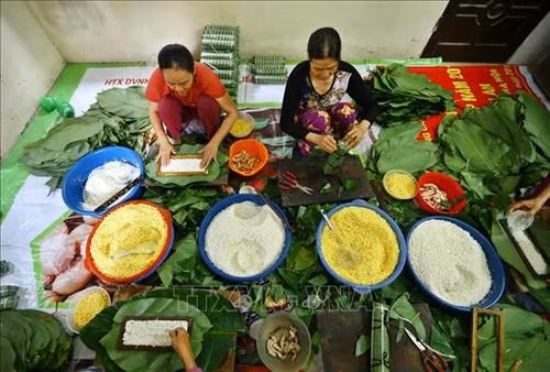 Bánh chưng Lỗ Khê nổi tiếng với vị đậm bùi của nhân bánh, vị thơm của lá dong quyện với nếp cái hoa vàng, nhất là độ rền, mịn của bánh. Ảnh: Minh Quyết – TTXVN Mỗi dịp gần tết, đơn hàng nhiều, cơ sở làm bánh chưng nhà bà Phạm Thị Lành phải thuê thêm người để gói bánh cho kịp, phục vụ khách hàng. Ảnh: Minh Quyết – TTXVN Sau khi đã ráo nước, lá dong được cắt bỏ phần cuống. Ảnh: Minh Quyết – TTXVN Gạo nếp cái hoa vàng được ngâm 1 giờ trước khi gói bánh. Ảnh: Minh Quyết – TTXVN Đậu xanh cũng được chọn lọc kỹ lưỡng và được ngâm 3 giờ trước khi gói bánh. Ảnh: Minh Quyết – TTXVN Thịt lợn làm nhân là thịt vai, tạo độ mềm và ngậy cho nhân bánh. Ảnh: Minh Quyết – TTXVN Ngoài bánh dài, còn có bánh chưng vuông được gói theo nhu cầu của khách hàng. Ảnh: Minh Quyết – TTXVN Bánh chưng được gói theo khuôn. Ảnh: Minh Quyết – TTXVN Bánh chưng làng Lỗ Khê chủ yếu là loại bánh dài. Ảnh: Minh Quyết – TTXVN Những người thợ gói bánh chưng tại hộ gia đình bà Lành (Liên Xá, Đông Anh). Ảnh: Minh Quyết – TTXVN Bánh sau khi gói xong được xếp vào nồi luộc. Những năm gần đây, nhiều hộ đã đổi dần bếp than sang bếp điện để luộc bánh. Ảnh: Minh Quyết – TTXVN Bánh chưng sẽ được luộc trong thời gian từ 6 đến 8 giờ. Ảnh: Minh Quyết – TTXVN Bánh sau khi luộc xong được xếp lên giá, chuẩn bị giao cho khách. Ảnh: Minh Quyết – TTXVN