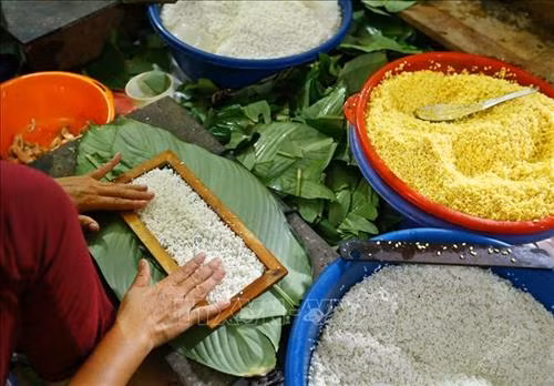 Bánh chưng Lỗ Khê nổi tiếng với vị đậm bùi của nhân bánh, vị thơm của lá dong quyện với nếp cái hoa vàng, nhất là độ rền, mịn của bánh. Ảnh: Minh Quyết – TTXVN Mỗi dịp gần tết, đơn hàng nhiều, cơ sở làm bánh chưng nhà bà Phạm Thị Lành phải thuê thêm người để gói bánh cho kịp, phục vụ khách hàng. Ảnh: Minh Quyết – TTXVN Sau khi đã ráo nước, lá dong được cắt bỏ phần cuống. Ảnh: Minh Quyết – TTXVN Gạo nếp cái hoa vàng được ngâm 1 giờ trước khi gói bánh. Ảnh: Minh Quyết – TTXVN Đậu xanh cũng được chọn lọc kỹ lưỡng và được ngâm 3 giờ trước khi gói bánh. Ảnh: Minh Quyết – TTXVN Thịt lợn làm nhân là thịt vai, tạo độ mềm và ngậy cho nhân bánh. Ảnh: Minh Quyết – TTXVN Ngoài bánh dài, còn có bánh chưng vuông được gói theo nhu cầu của khách hàng. Ảnh: Minh Quyết – TTXVN Bánh chưng được gói theo khuôn. Ảnh: Minh Quyết – TTXVN Bánh chưng làng Lỗ Khê chủ yếu là loại bánh dài. Ảnh: Minh Quyết – TTXVN Những người thợ gói bánh chưng tại hộ gia đình bà Lành (Liên Xá, Đông Anh). Ảnh: Minh Quyết – TTXVN Bánh sau khi gói xong được xếp vào nồi luộc. Những năm gần đây, nhiều hộ đã đổi dần bếp than sang bếp điện để luộc bánh. Ảnh: Minh Quyết – TTXVN Bánh chưng sẽ được luộc trong thời gian từ 6 đến 8 giờ. Ảnh: Minh Quyết – TTXVN Bánh sau khi luộc xong được xếp lên giá, chuẩn bị giao cho khách. Ảnh: Minh Quyết – TTXVN