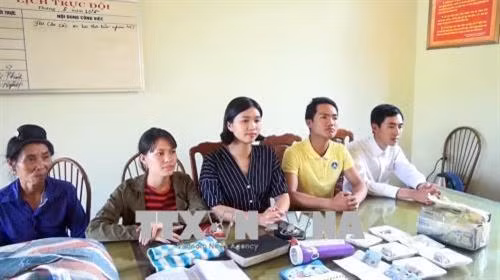 Các đối tượng cùng tang vật bị thu giữ tại cơ quan công an. Ảnh: Xuân Tư – TTXVN