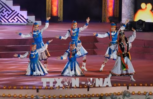 Chương trình nghệ thuật của đoàn Mông Cổ trong đêm bế mạc Festival Huế 2018. Ảnh: Hồ Cầu – TTXVN