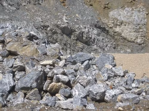 Một mỏ đá thuộc huyện Vị Xuyên được cấp phép khai thác vật liệu phục vụ xây dựng công trình. Ảnh: hagiangtv.vn