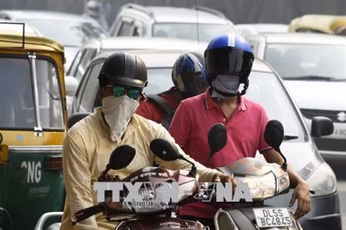 Một con kênh ô nhiễm ở Kolkata Khói bụi ô nhiễm từ các bếp than tại Kolkata Một bãi rác thải ở ngoại ô Jammu, khu vực Kashmir Người dân đeo khẩu trang phòng tránh khói bụi ô nhiễm khi tham gia giao thông ở New Delhi Khí thải phát ra từ các phương tiện giao thông gây ô nhiễm bầu không khí ở New Delhi Khói bụi bao phủ thủ đô New Delhi