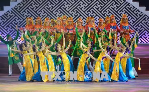 Chương trình nghệ thuật của các đoàn về dự Festival Huế 2018 trong đêm bế mạc. Ảnh: Hồ Cầu – TTXVN