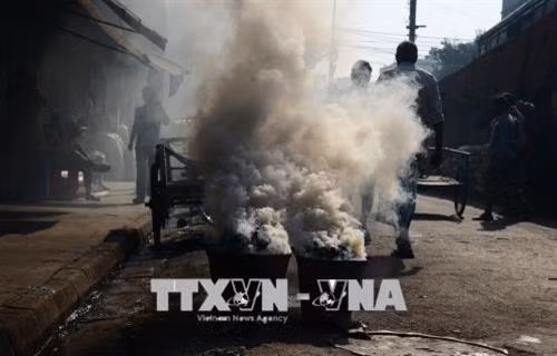 Một con kênh ô nhiễm ở Kolkata Khói bụi ô nhiễm từ các bếp than tại Kolkata Một bãi rác thải ở ngoại ô Jammu, khu vực Kashmir Người dân đeo khẩu trang phòng tránh khói bụi ô nhiễm khi tham gia giao thông ở New Delhi Khí thải phát ra từ các phương tiện giao thông gây ô nhiễm bầu không khí ở New Delhi Khói bụi bao phủ thủ đô New Delhi