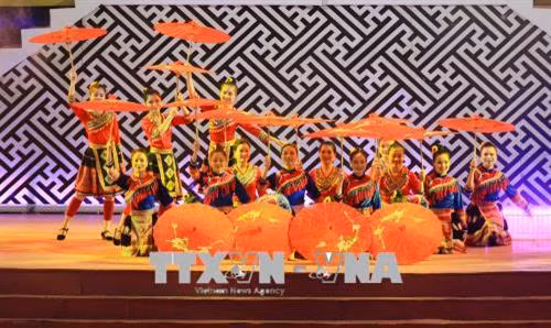 Chương trình nghệ thuật của các đoàn về dự Festival Huế 2018 trong đêm bế mạc. Ảnh: Hồ Cầu – TTXVN