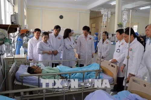 Đoàn công tác của Bộ Y tế và Sở Y tế Lâm Đồng thăm hỏi các bệnh nhân. Ảnh: Đặng Tuấn - TTXVN
