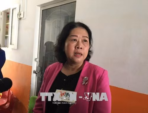 Bà Bùi Thị Diễm Thu, Phó Giám đốc Sở Giáo dục và Đào tạo Thành phố Hồ Chí Minh trao đổi thông tin với báo chí. Ảnh: Thu Hoài - TTXVN