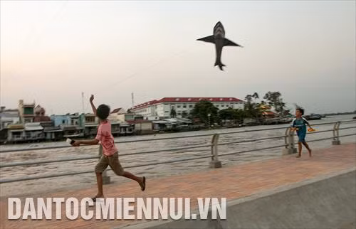 Hiện tại, các hộ dân ở vàm Thới An đã có thể yên tâm sinh sống như trước kia. Bờ kè cũng trở thành nơi vui chơi, thư giãn cho cả trẻ em và người lớn khu vực này vào mỗi buổi chiều.