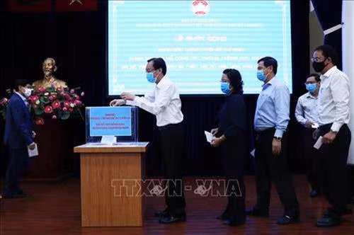 Ông Lê Thanh Liêm, Phó Chủ tịch Thường trực UBND Thành phố Hồ Chí Minh và các đại biểu đóng góp ủng hộ phòng chống dịch Covid-19. Ảnh: Xuân Khu-TTXVN